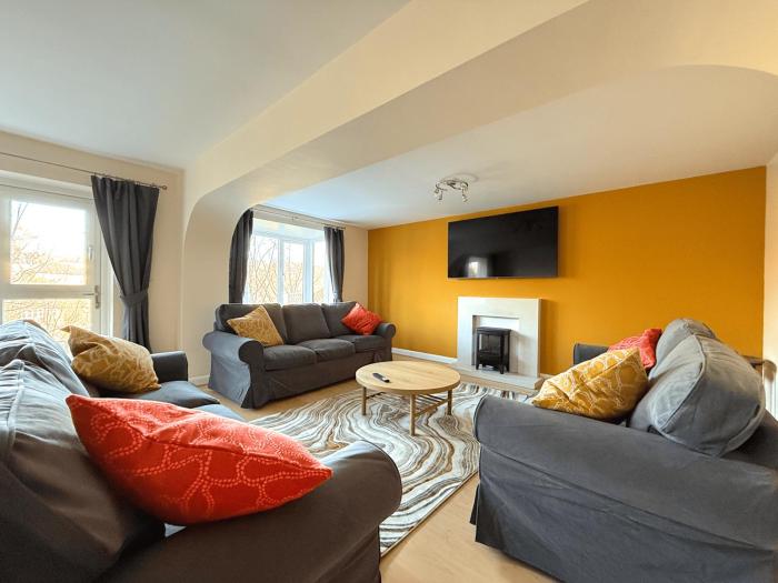 Stunning 4 BR Townhouse for 8 With Free Parking