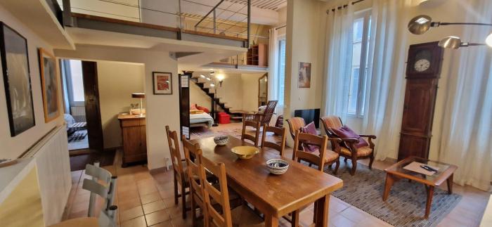 Loft in hôtel particulier, city-center, air conditioned