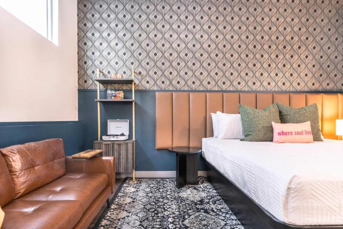 Elegant & Timeless Stay - Walk Score 72
