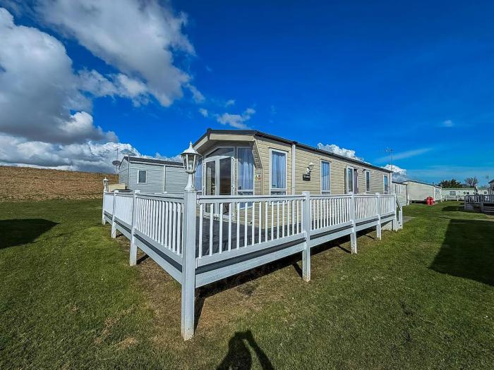 Stunning 6 Berth Caravan With Decking At Naze Marine Holiday Park Ref 17365Br
