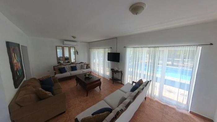 Beach House in Tela with a Pool