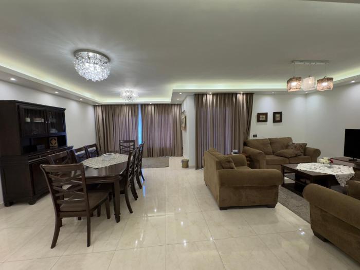 1108 . Spacious 3BR Apt. 2BA Near Airport