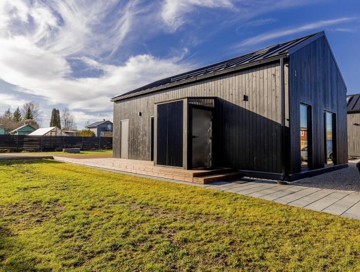 Hubane suvemaja Võhandu jõe lähistel