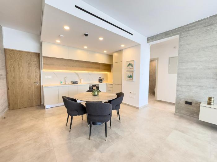 Malberry Park 204 - Modern 2bedroom Apt with Shared Heated Pool, Sauna, Gym, Jacuzzi