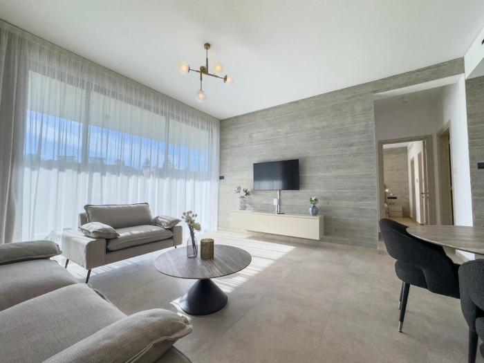 Malberry Park 102 - Modern Apt with Shared Heated Pool, Sauna, Gym, Jacuzzi