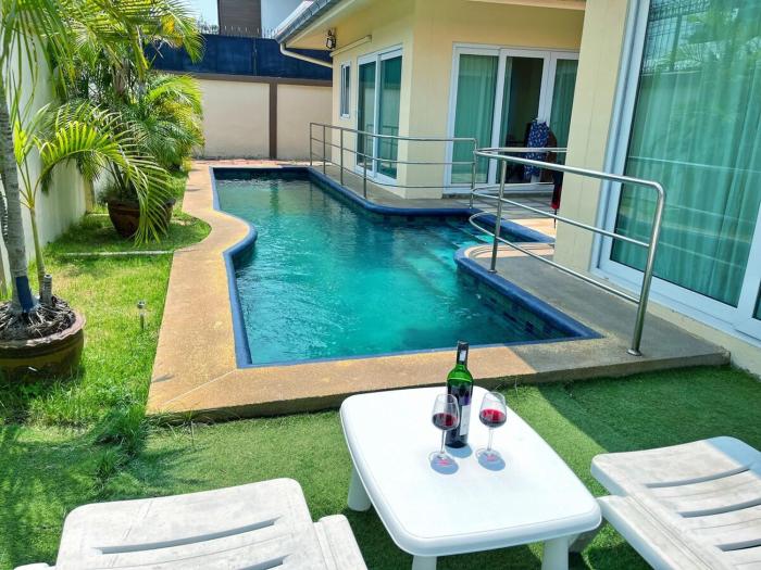 2 BR villa with private swimming pool and jacuzzi 350m from beach
