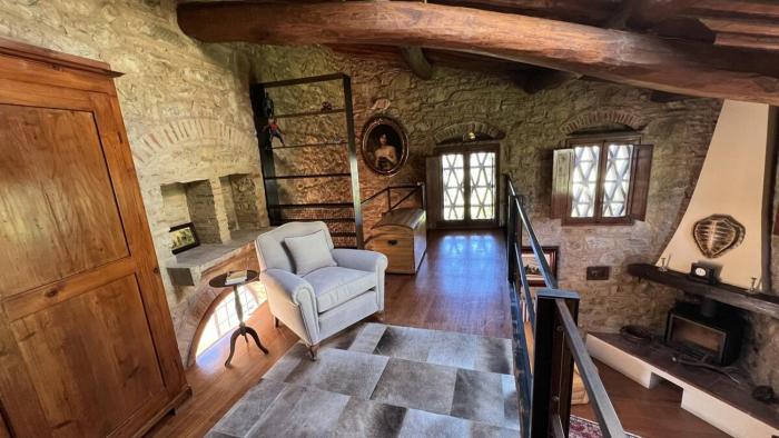 Spacious Villa with Private Pool & Garden near Chianti