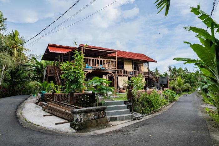 Riverside Medewi