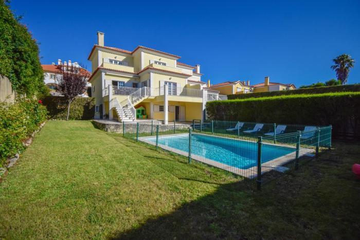 Spacious 4-Bedroom Villa with Private Heated Pool in Quinta da Beloura Sintra Ideal for Families & Long Stays