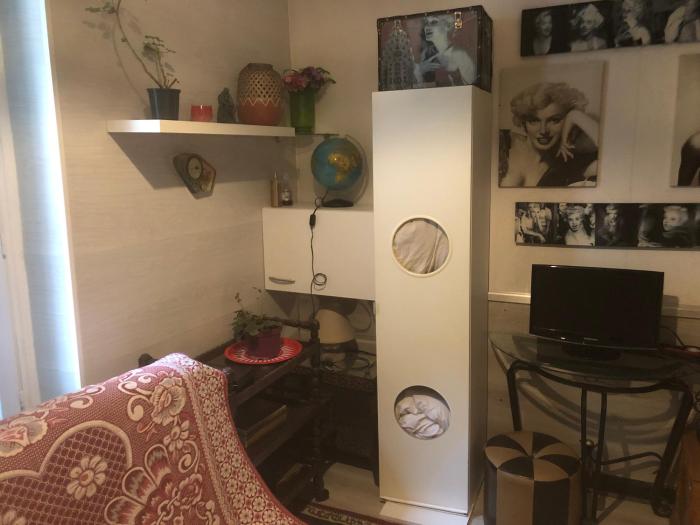 Studio "Maryline" 18 m2 - Séjour Parisien pas cher - Rez de chaussée Calme sur Beau patio Privé - Grand Canapé-Lit Clic Clac pour 2 personnes - Cuisine Équipée - Salle de bains - 5 minutes du Métro Brochant ligne 13,Bus 54 74 et 31 vers sites 