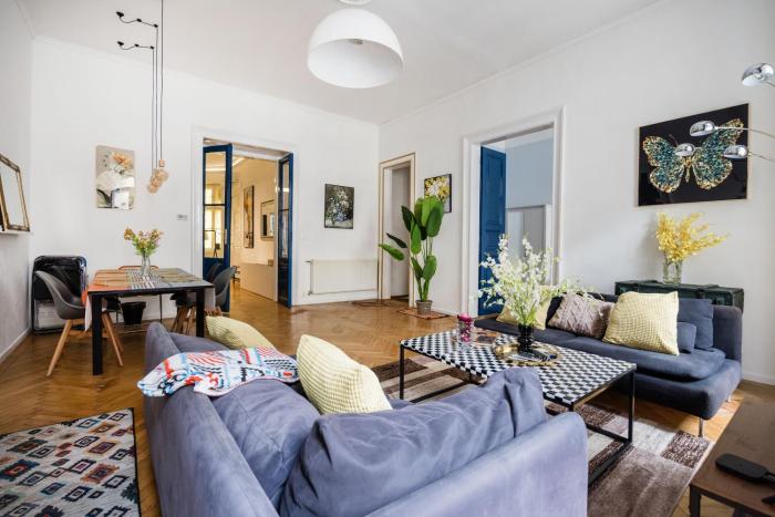 Bright & Grand with 4 bedrooms by New York Cafe