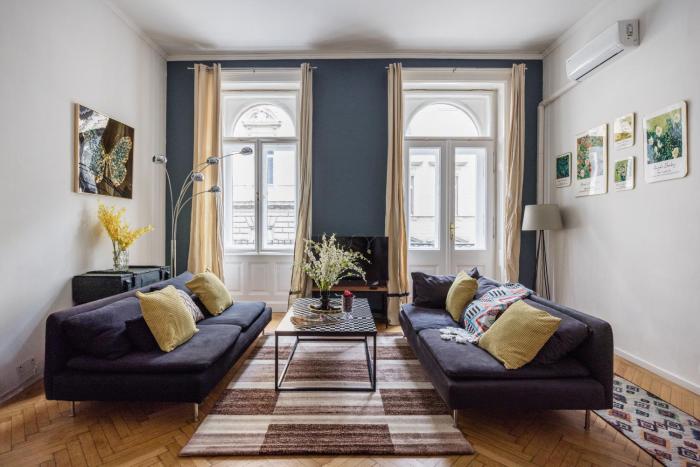 W Home - 4BR Apartment near New York Café - Pool Table - Sleeps 9