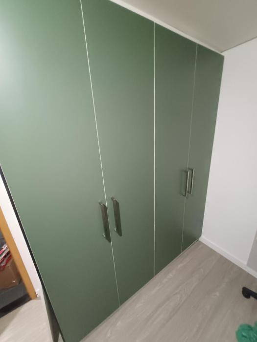 Um quarto com banheiro privativo