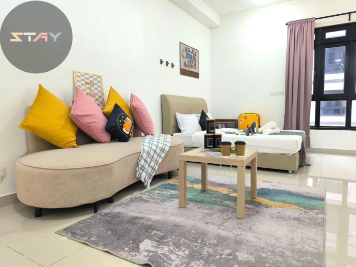 Meridin Sovo Couple Stylish Studio Netflix BySTAY