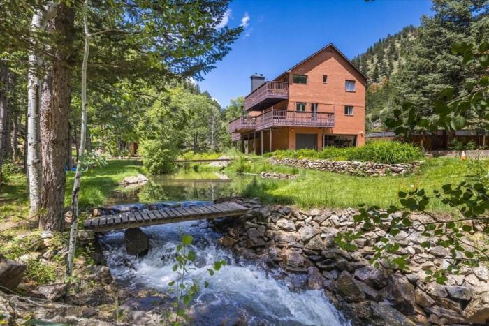 Boulder Luxury Getaway 7 acres River & Pond