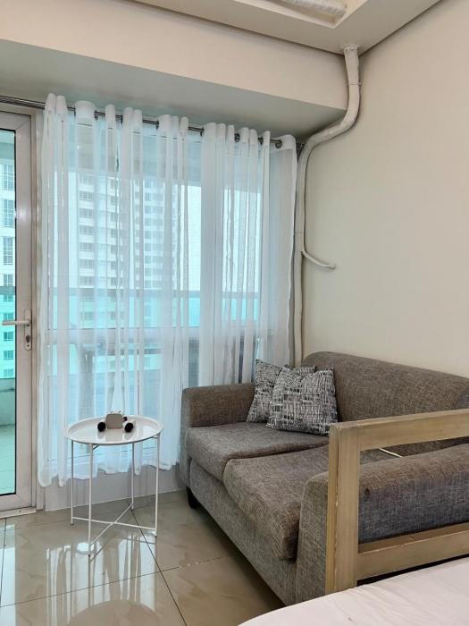 Tower 1 Rm 305 FREE Parking, FREE Pool, Balcony, 1Bedroom 4 beds