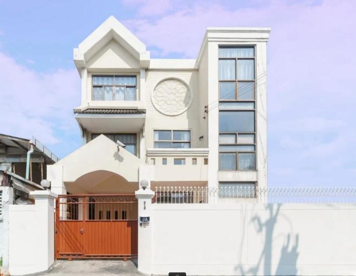 Charming 3-Storey house near BTS Onnut Station