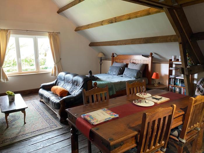 Spacious, rustic studio space for 2 persons