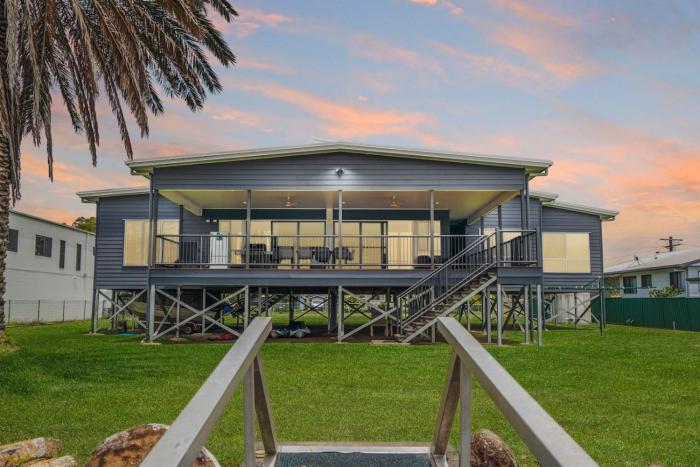 Pumicestone Paradise, Waterfront, sleeps 10, Meldale