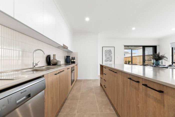 Noble Casa Brand New Estate Sleeps 8 Burpengary East