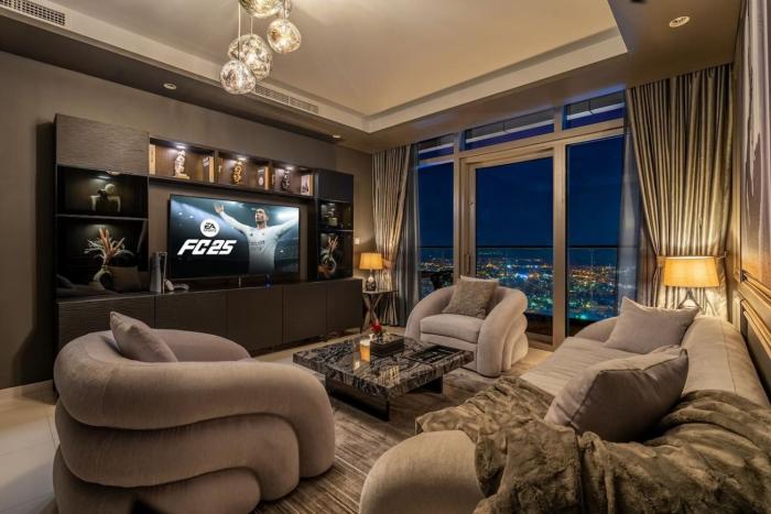 5 Star Rooftop Infinity Pool with Burj Khalifa Views