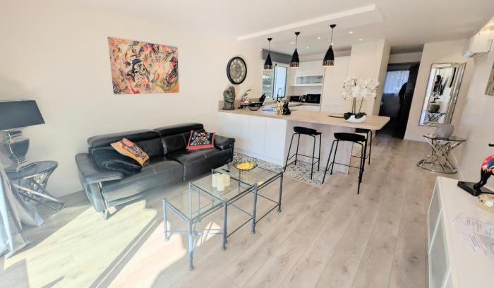 "Lartiste" close to everything - with terrace and parking