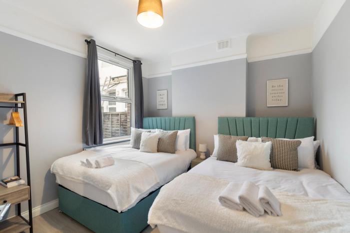 Bright & Spacious London Flat - Sleeps 9