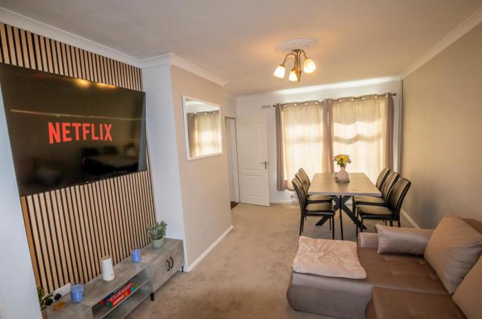 3 Bed Home - Sleeps 8 - Stoke City fc - Parking