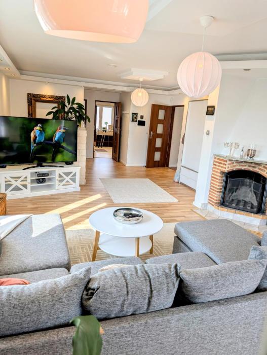 Luxury Villa with Beautiful Garden & Easy City Access