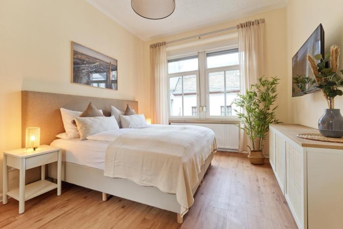 MARX - Geräumige Ferienwohnung im Zentrum von Trier - bis 6 Personen, 2 Schlafzimmer, WLAN & Waschmaschine