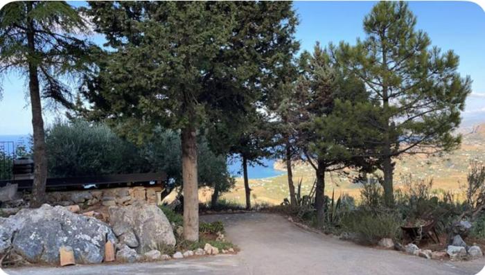 Lally in the Sky moderno monovano panoramico ed accessoriato