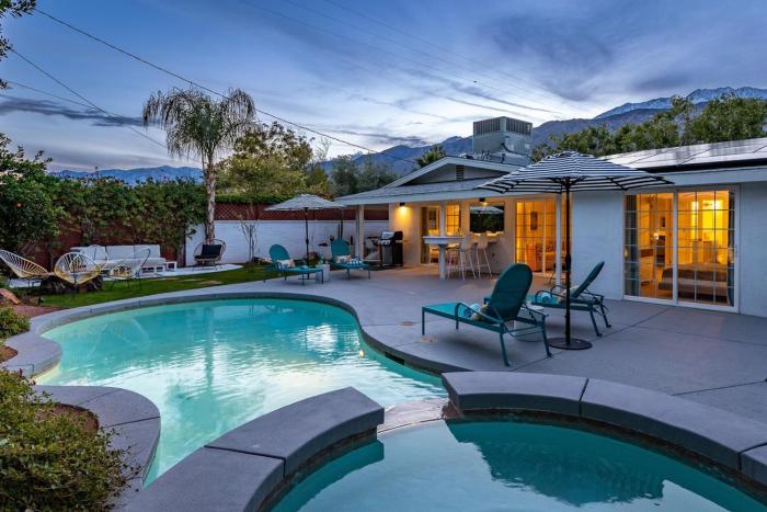 Serene 4 Bed 3 Bath Heated Pool Natural Backyard Heart of Palm Springs