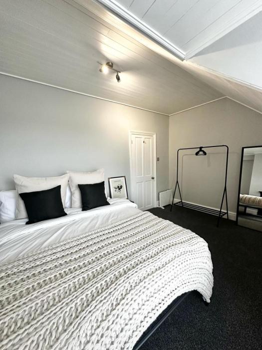 Luxury 5 bed Salford home free parking