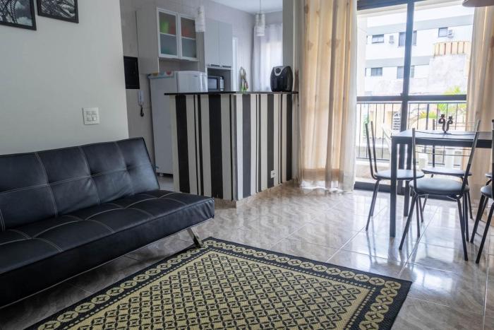 Apto c ar-condicionado a 800m da Praia da Enseada