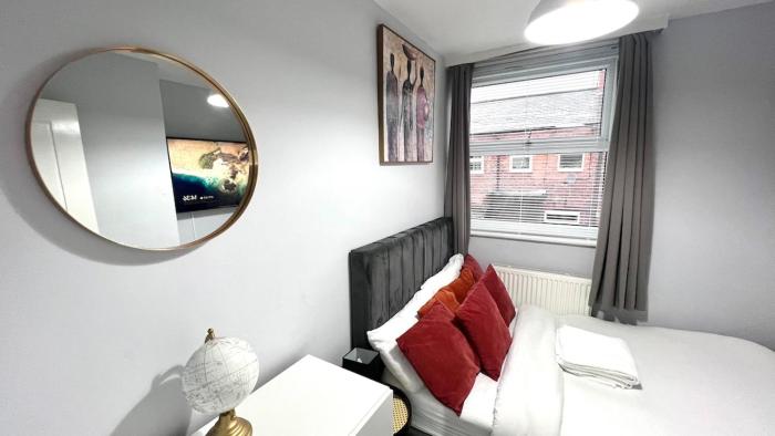 Luxury Spacious 4 Bedroom House - Free Parking - 5 mins From Centre