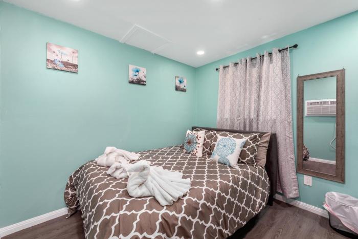 Tiny & Chic Heights Hideaway with Free Parking