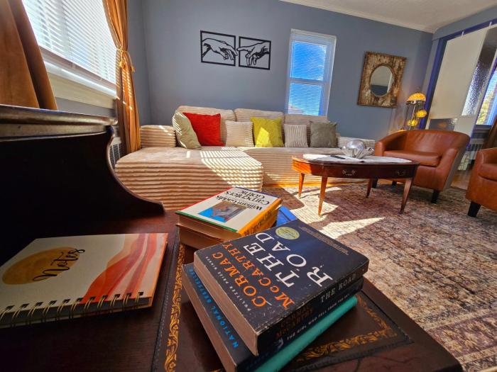 Charming Stay - Perfect for Groups, FREE Parking, 3 Beds