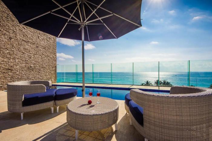 5th Avenue Quiet Luxury with Jacuzzi Beachfront