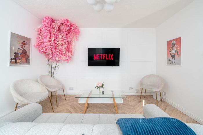 Stylish 3 Bed Home with Gardens Fast Transport Links