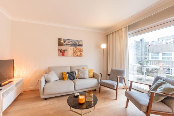 Modern apartment with large terrace close to the sea