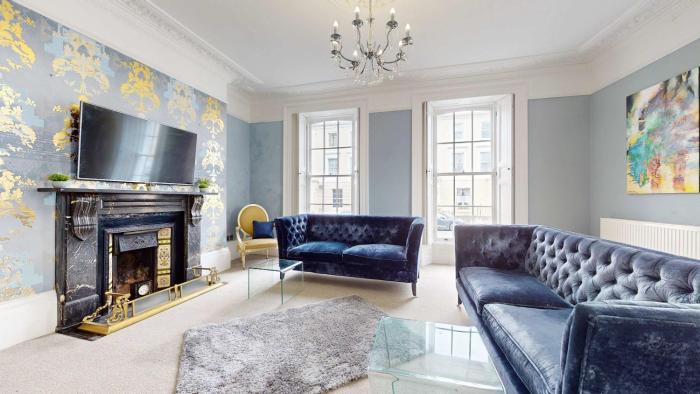 THE HOE, BEAUTIFUL 5-BEDROOM HOUSE, GARDEN, SECURE PARKING, SLEEPs 12