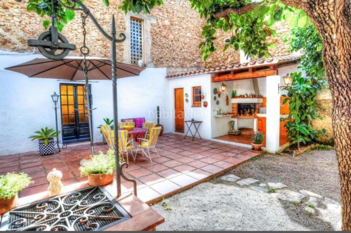 Casa con jardín y barbacoa