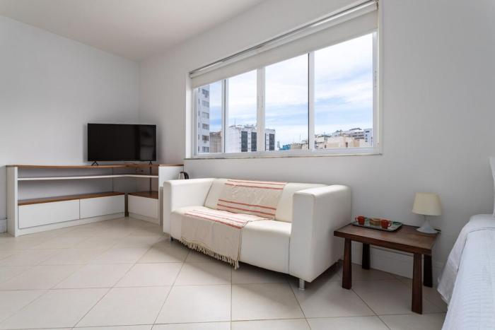 32-COP · CurtaCopacabana: Studio funcional com tudo embaixo