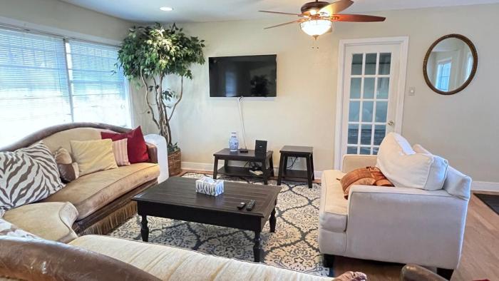 Quiet, Spacious, Historical District Home Near HOU Hobby Airport