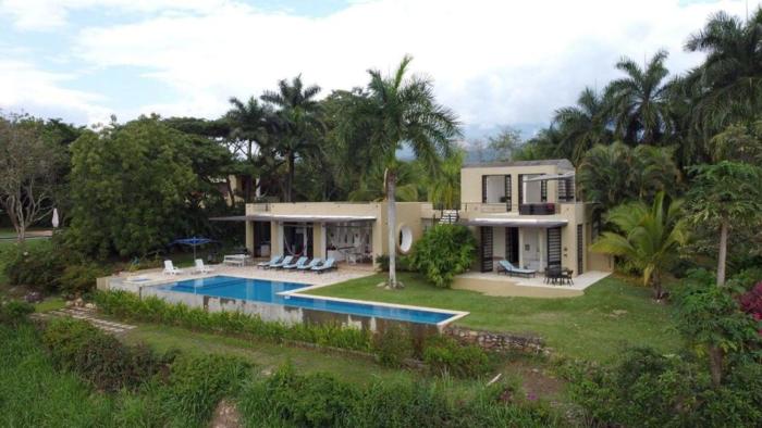 Majestic 4BR Villa with Pool at Mesa de Yeguas