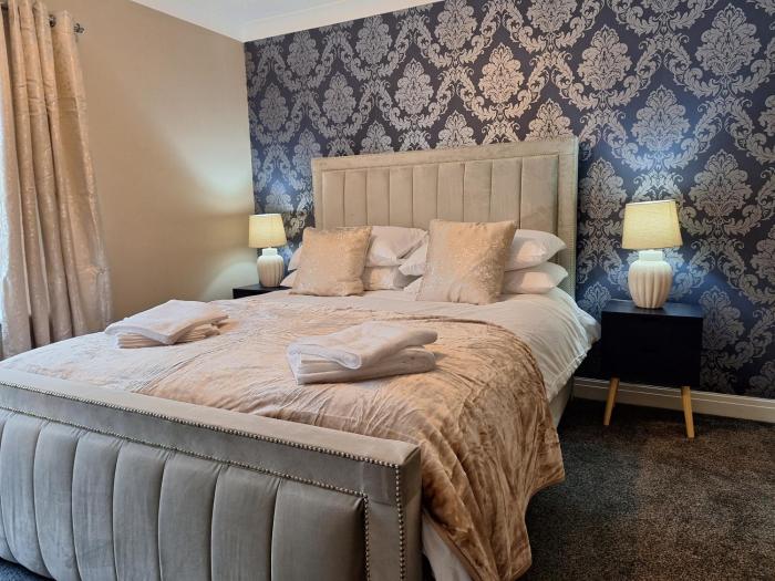 Old Coach House Apartment with Garage