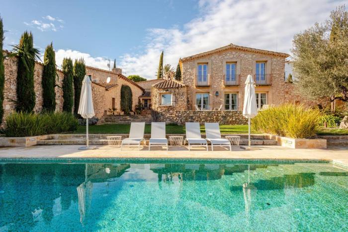 Casa de Piedra ubicada en el exclusivo wine village de Viladellops, te ofrece una experiencia única, donde el lujo y la tradición se fusionan en un entorno natural privilegiado