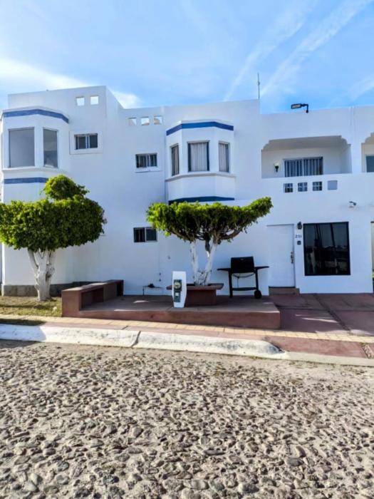 Condominio 231 Loma Bonita, enfrente de la alberca!