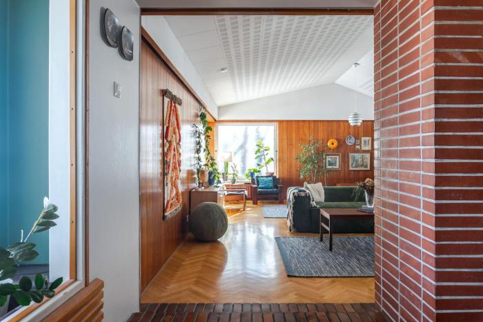 50s Charm by the Lake with Sauna, Free Parking, 5 Bedrooms