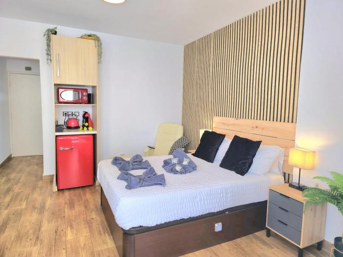 The Harmony Luxe Torremolinos City Center With seasonal pool Free wifi and Netflix BY NAMASTE ELITE